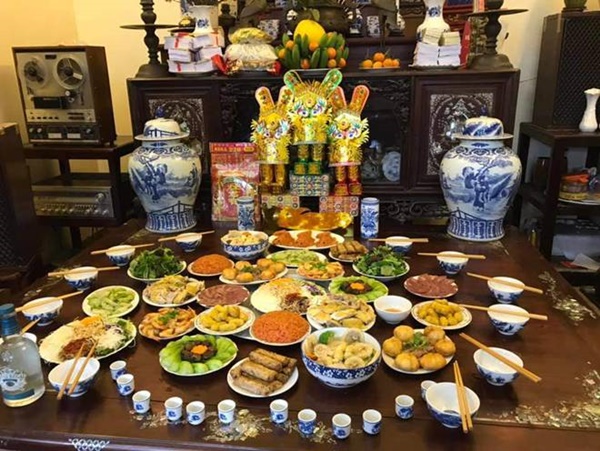 Vội vàng làm cỗ ông Công ông Táo sớm, mẹ Hà Nội khiến ai cũng bất ngờ vì hoành tráng quá”-1