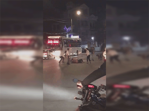 Chủ quán cơm cầm dao chém chủ xe khách dã man giữa đường khiến những người xung quanh vô cùng hoảng sợ-1