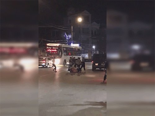 Chủ quán cơm cầm dao chém chủ xe khách dã man giữa đường khiến những người xung quanh vô cùng hoảng sợ-2