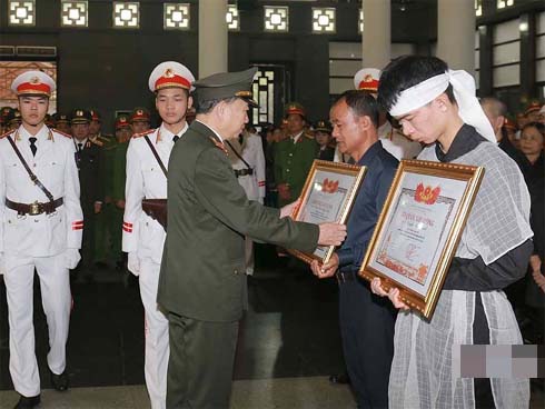 Xót xa dải tang trắng trong lễ tang 3 liệt sĩ hy sinh ở Đồng Tâm-13