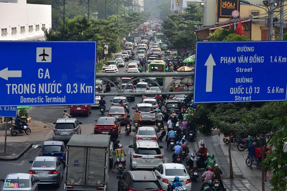 Đường vào Tân Sơn Nhất kẹt cứng, nhiều người chạy bộ vào sân bay-1