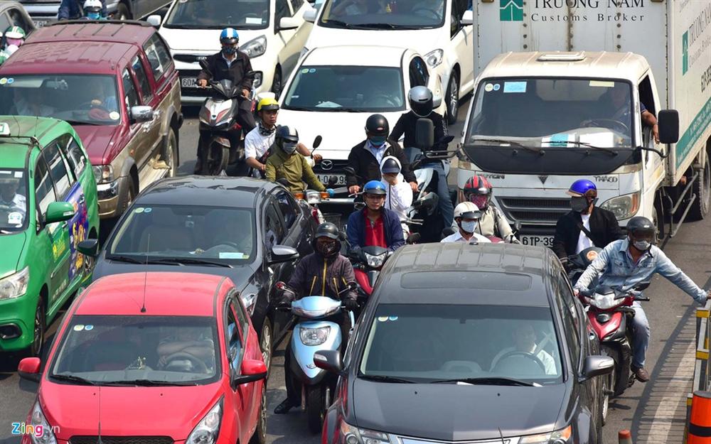 Đường vào Tân Sơn Nhất kẹt cứng, nhiều người chạy bộ vào sân bay-2