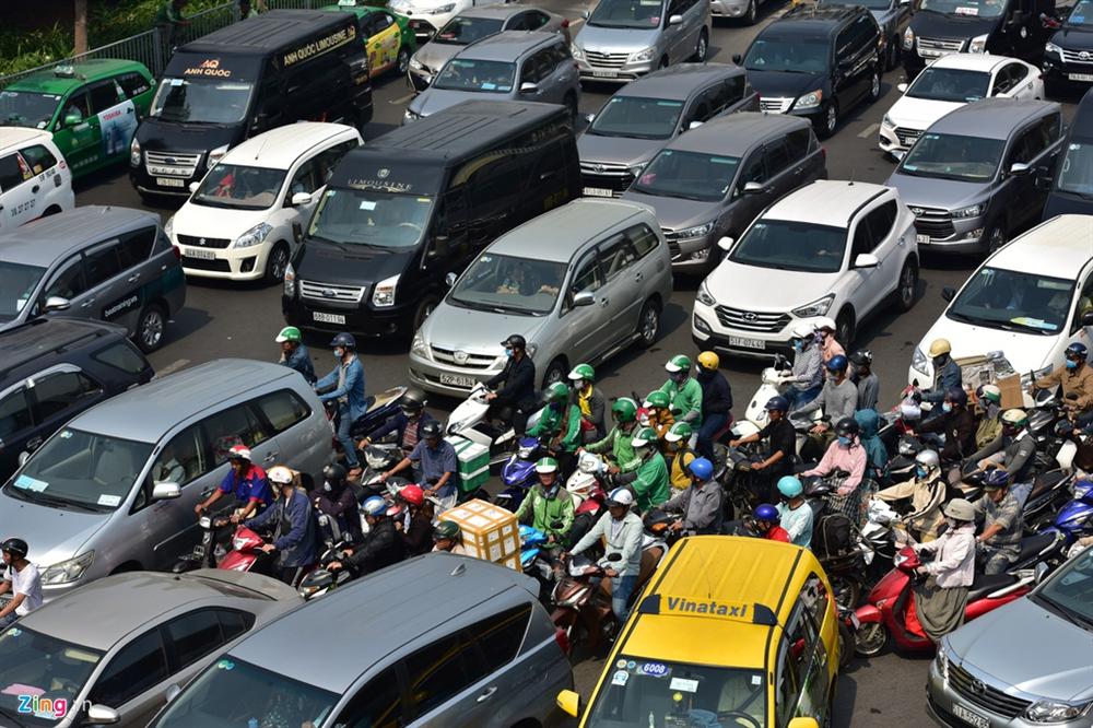 Đường vào Tân Sơn Nhất kẹt cứng, nhiều người chạy bộ vào sân bay-3