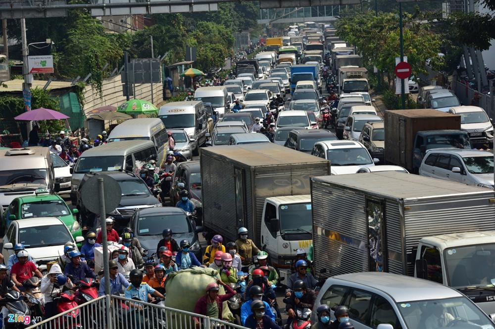 Đường vào Tân Sơn Nhất kẹt cứng, nhiều người chạy bộ vào sân bay-4