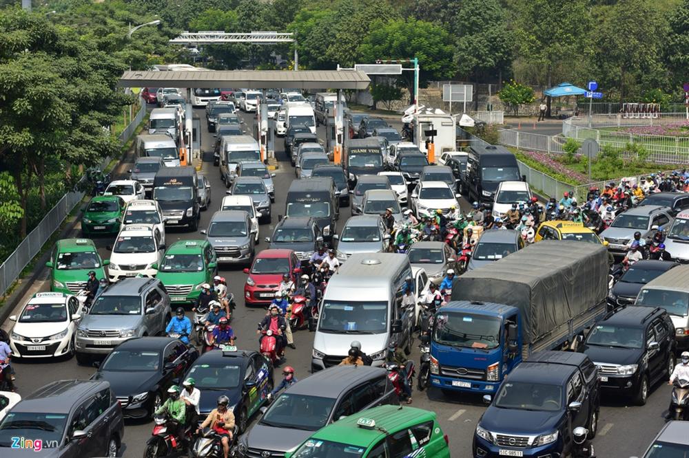 Đường vào Tân Sơn Nhất kẹt cứng, nhiều người chạy bộ vào sân bay-5
