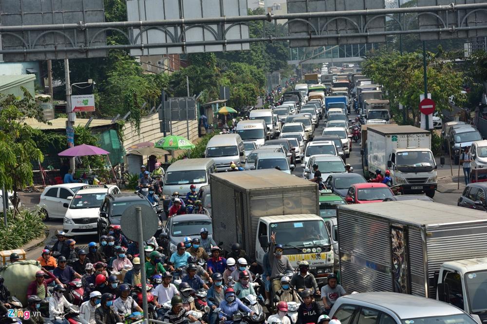 Đường vào Tân Sơn Nhất kẹt cứng, nhiều người chạy bộ vào sân bay-6