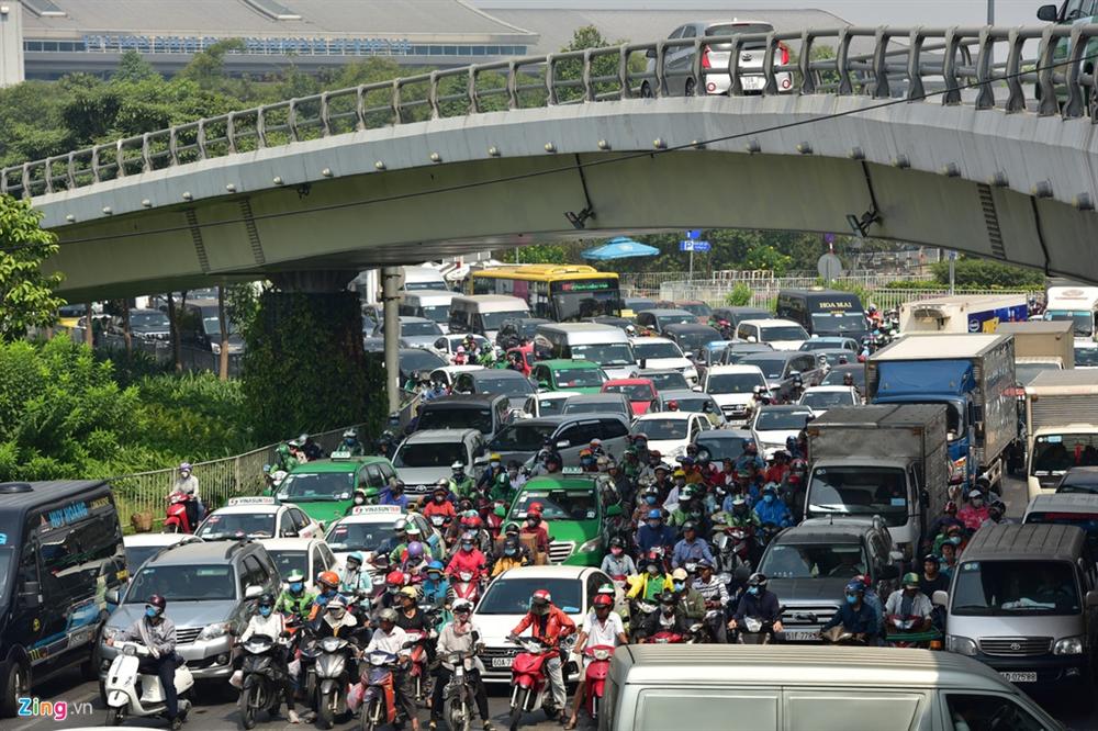 Đường vào Tân Sơn Nhất kẹt cứng, nhiều người chạy bộ vào sân bay-7