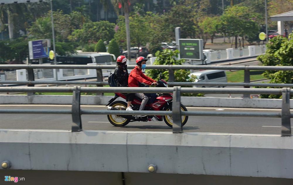 Đường vào Tân Sơn Nhất kẹt cứng, nhiều người chạy bộ vào sân bay-8