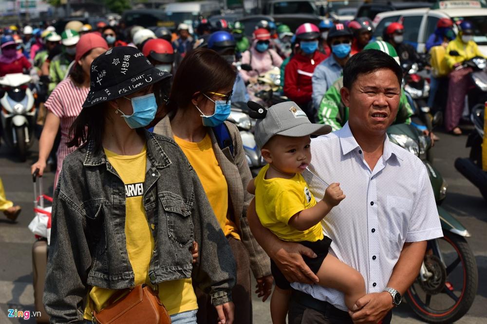 Đường vào Tân Sơn Nhất kẹt cứng, nhiều người chạy bộ vào sân bay-10