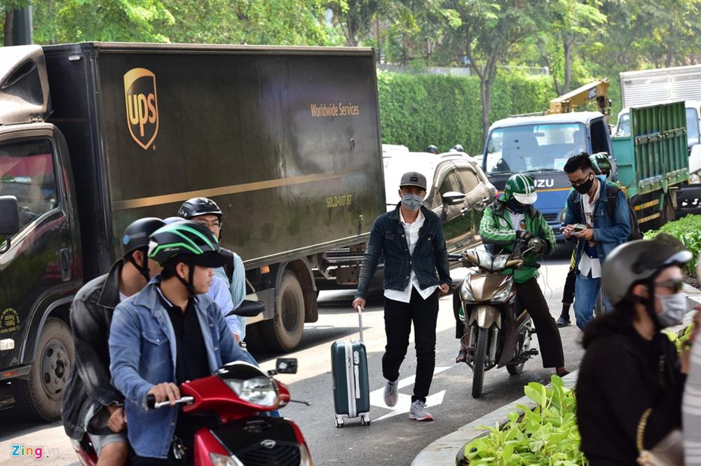 Đường vào Tân Sơn Nhất kẹt cứng, nhiều người chạy bộ vào sân bay-11