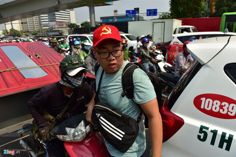 Đường vào Tân Sơn Nhất kẹt cứng, nhiều người chạy bộ vào sân bay-12