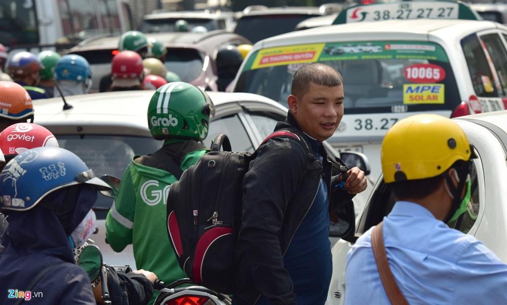 Đường vào Tân Sơn Nhất kẹt cứng, nhiều người chạy bộ vào sân bay-13