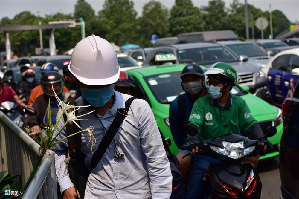 Đường vào Tân Sơn Nhất kẹt cứng, nhiều người chạy bộ vào sân bay-9