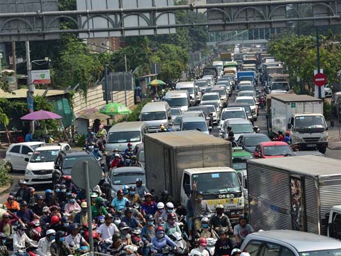 Sân bay Tân Sơn Nhất đông khủng khiếp, trẻ con vật vờ, sốt li bì theo cha mẹ về quê-16