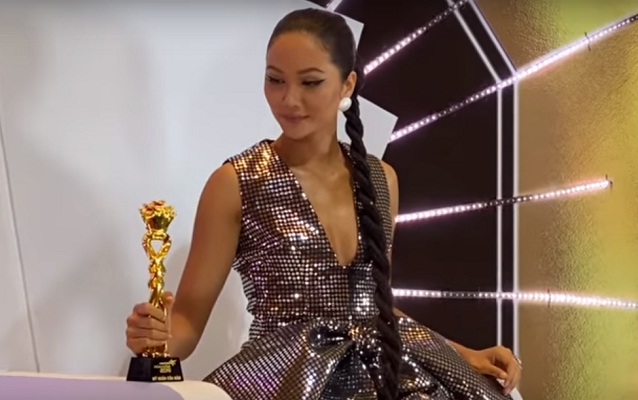 Dự 2 sự kiện thảm đỏ liên tiếp, HHen Niê không may mắn khi đều quay vào ô mất điểm-4