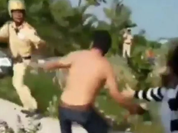 3 đối tượng tấn công CSGT khi bị yêu cầu kiểm tra nồng độ cồn-1