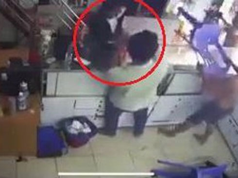 Cầm ghế đập vỡ kính xe tải, người đàn ông bị tài xế lao vào xử nóng giữa đường-4