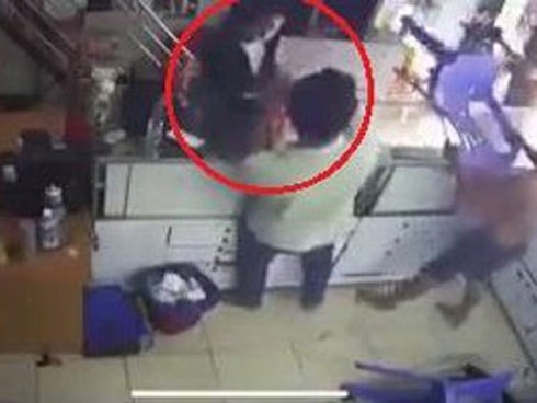 Kẻ gian trộm điện thoại trong cửa hàng bị đánh tại chỗ