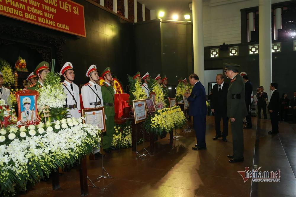 Xót xa dải tang trắng trong lễ tang 3 liệt sĩ hy sinh ở Đồng Tâm-2