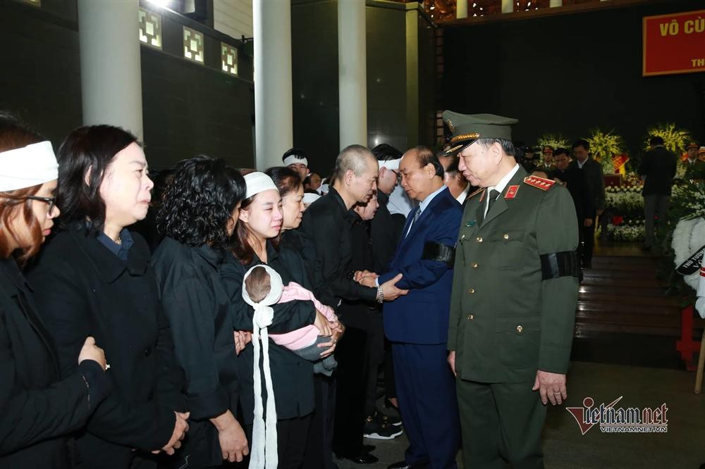 Xót xa dải tang trắng trong lễ tang 3 liệt sĩ hy sinh ở Đồng Tâm-3