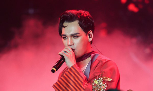 Bị chỉ trích diễn phản cảm, Nguyễn Trần Trung Quân lên tiếng: Thần tượng Kpop cởi áo được hò reo tại sao nghệ sĩ Việt bị chê trách?-3