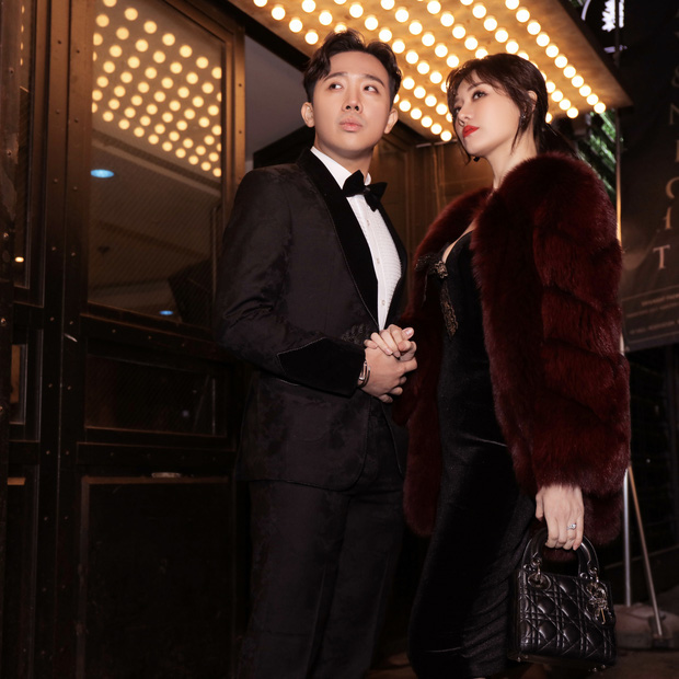 Tung bộ ảnh vợ chồng sang chảnh hết nấc, nào ngờ Trấn Thành lại bị soi cận cảnh gương mặt gây hết hồn vì chỉnh sửa quá đà-1