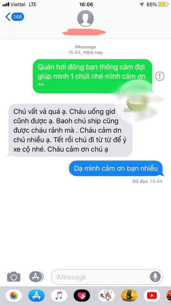 Người shipper được khách dúi vào tay một tờ tiền, nhưng lý do bên trong mới khiến nhiều người xúc động-1