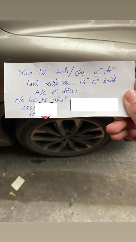 Làm xước ôtô, thủ phạm để lại lời xin lỗi kèm số điện thoại-2