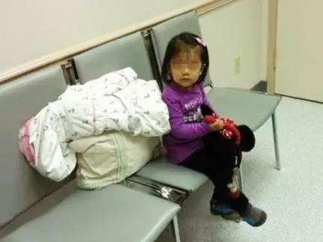 Bé gái 5 tuổi ngồi ngồi im lặng bên hàng ghế trong bệnh viện, y tá đến hỏi thì nhận được câu trả lời đầy xót xa-1