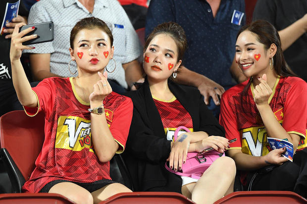 Bạn gái tin đồn của Quang Hải bất ngờ xuất hiện trên sân cổ vũ U23 Việt Nam đấu U23 CHDCND Triều Tiên-3
