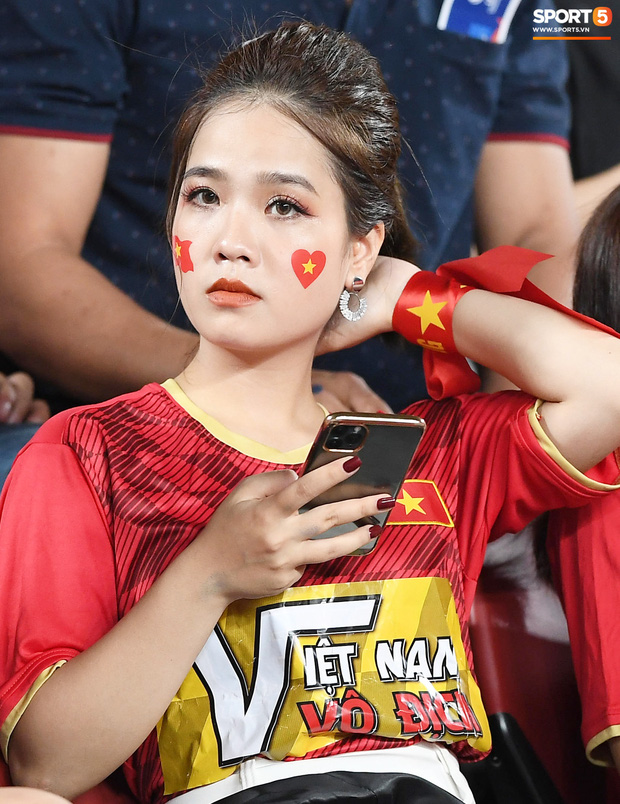 Bạn gái tin đồn của Quang Hải bất ngờ xuất hiện trên sân cổ vũ U23 Việt Nam đấu U23 CHDCND Triều Tiên-2