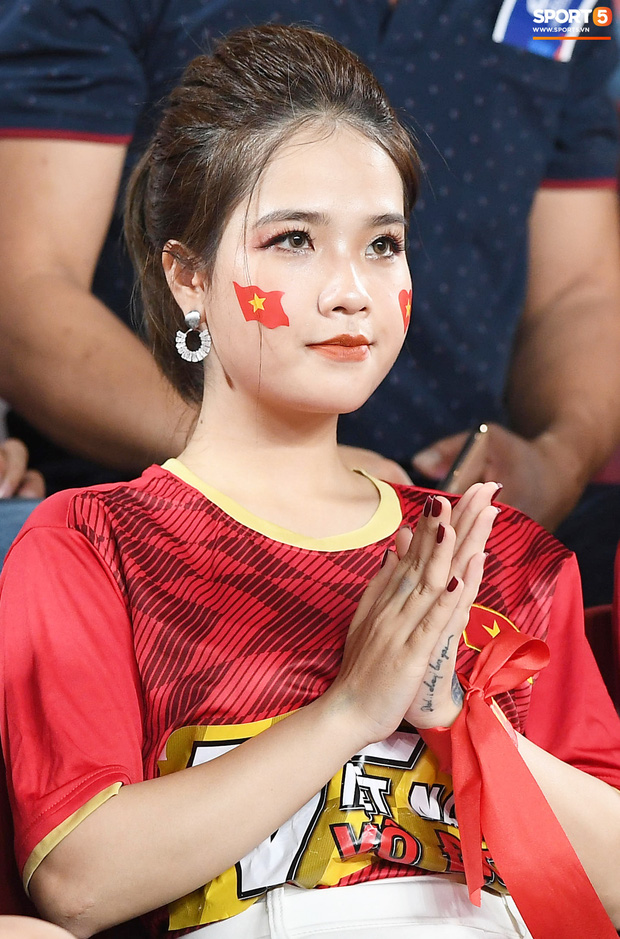 Bạn gái tin đồn của Quang Hải bất ngờ xuất hiện trên sân cổ vũ U23 Việt Nam đấu U23 CHDCND Triều Tiên-1