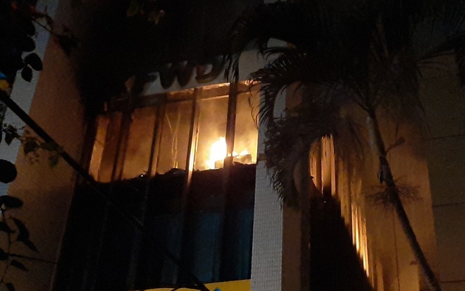 Đang cháy lớn tại tòa nhà dầu khí ở Thanh Hóa, nhiều người mắc kẹt 1 người chết-1