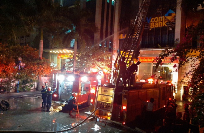 Đang cháy lớn tại tòa nhà dầu khí ở Thanh Hóa, nhiều người mắc kẹt 1 người chết-2