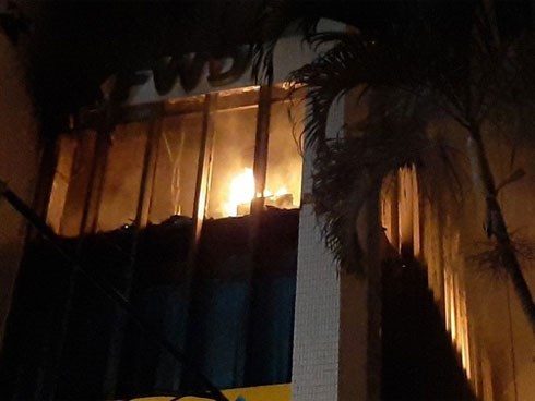 Đang cháy lớn tại tòa nhà dầu khí ở Thanh Hóa, nhiều người mắc kẹt 1 người chết