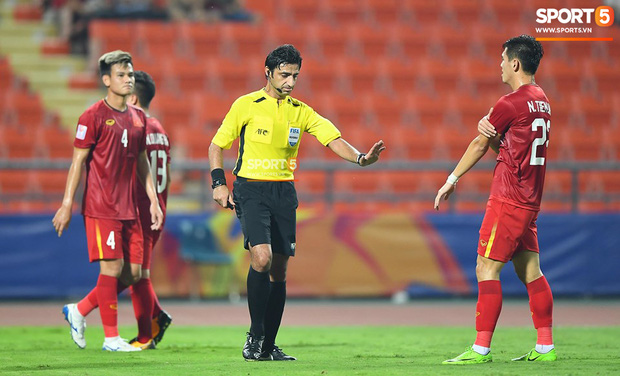 Góc lý giải: Vì sao cầu thủ Triều Tiên để bóng chạm tay trong vòng cấm địa nhưng Việt Nam không được phạt đền?-1