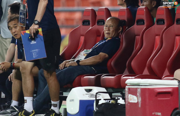 HLV Park Hang-seo gục đầu sau sai lầm của thủ môn Bùi Tiến Dũng-5