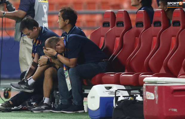 HLV Park Hang-seo gục đầu sau sai lầm của thủ môn Bùi Tiến Dũng-3