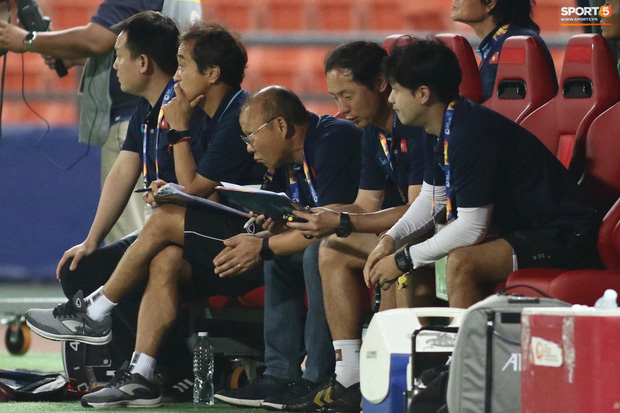 HLV Park Hang-seo gục đầu sau sai lầm của thủ môn Bùi Tiến Dũng-7