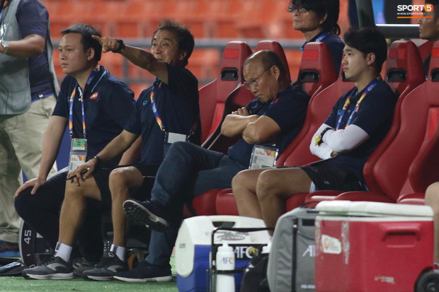 HLV Park Hang-seo gục đầu sau sai lầm của thủ môn Bùi Tiến Dũng-6