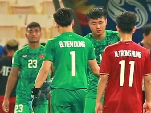 Bùi Tiến Dũng được Văn Toản và BHL động viên sau khi mắc lỗi