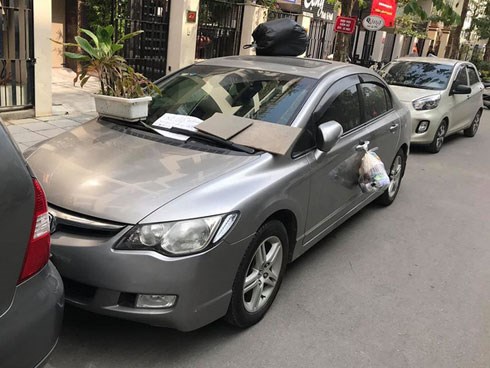 Đỗ ô tô trên đường rồi rời đi, lúc quay lại tài xế tái mặt khi thấy 