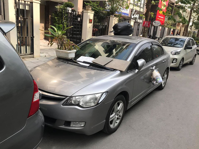 Đỗ ô tô trên đường rồi rời đi, lúc quay lại tài xế tái mặt khi thấy 3 túi quà treo đầy xe-1