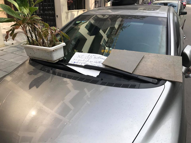 Đỗ ô tô trên đường rồi rời đi, lúc quay lại tài xế tái mặt khi thấy 3 túi quà treo đầy xe-2