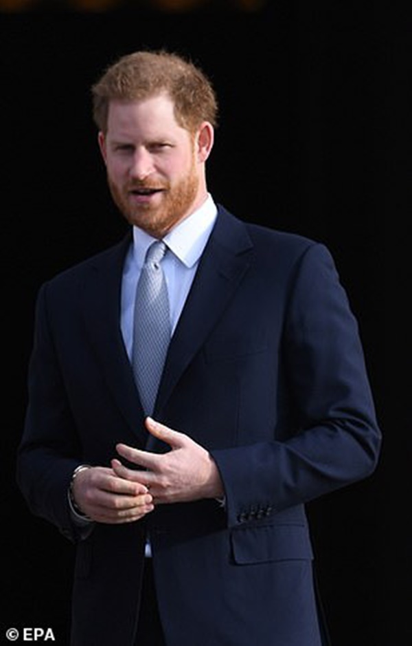Hoàng tử Harry lần đầu xuất hiện sau khi tuyên bố rời hoàng gia với vẻ mặt bất thường và phớt lờ truyền thông-1