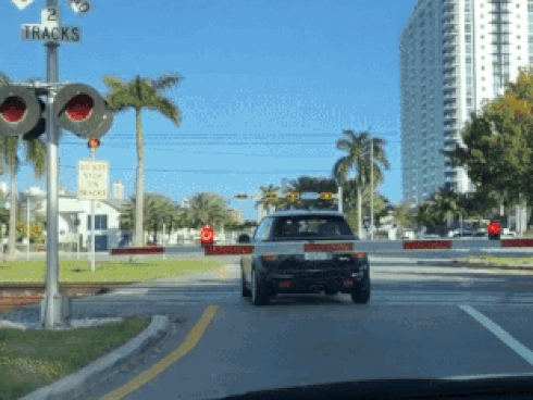 Ôtô bị tàu hỏa tông nát đầu vì cố lao ra đường ray