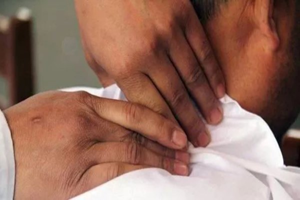Chàng trai 27 tuổi tử vong sau khi massage cổ, 2 vị trí không nên bấm tùy tiện-1