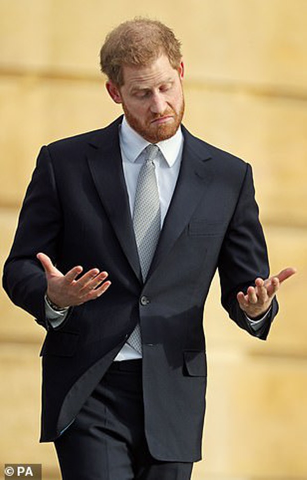 Hoàng tử Harry lần đầu xuất hiện sau khi tuyên bố rời hoàng gia với vẻ mặt bất thường và phớt lờ truyền thông-2
