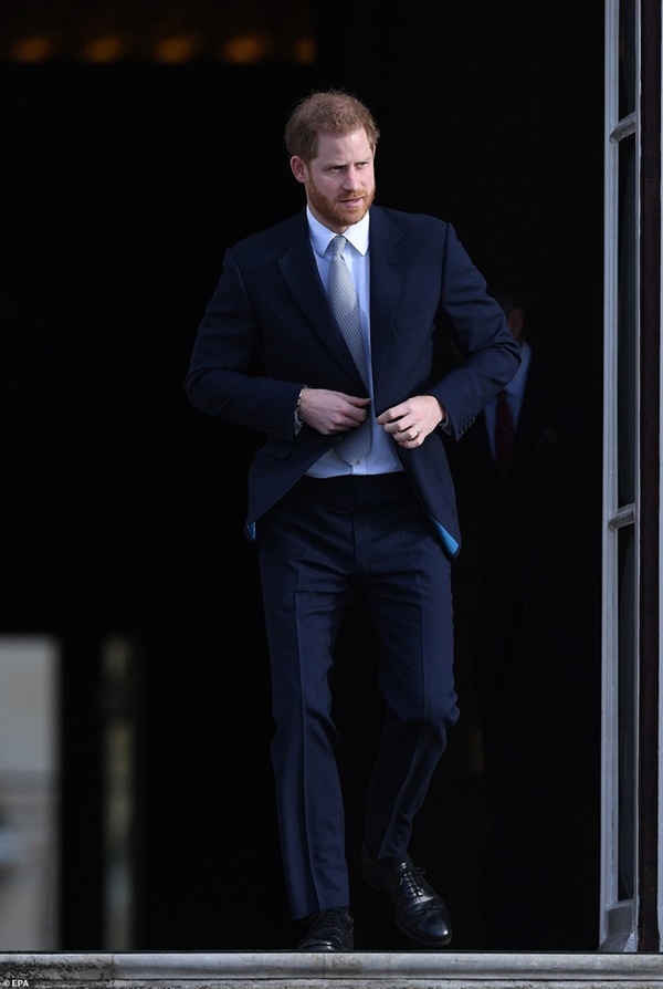 Hoàng tử Harry lần đầu xuất hiện sau khi tuyên bố rời hoàng gia với vẻ mặt bất thường và phớt lờ truyền thông-3