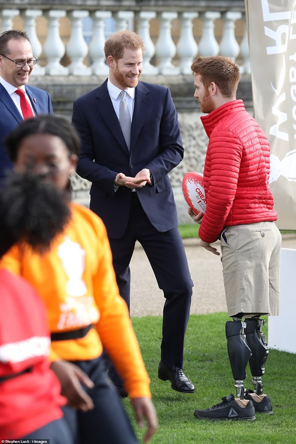 Hoàng tử Harry lần đầu xuất hiện sau khi tuyên bố rời hoàng gia với vẻ mặt bất thường và phớt lờ truyền thông-4